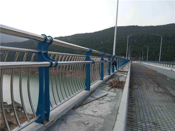 石景山不锈钢桥梁护栏的特点及其在桥梁安全中的重要作用